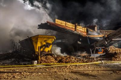 Kirchheim-Oetlingen: Brand in einem Recyclingbetrieb sorgt fuer Grosseinsatz der Feuerwehr - Zweiter Grossbrand in dieser Anlage innerhalb einem Jahr